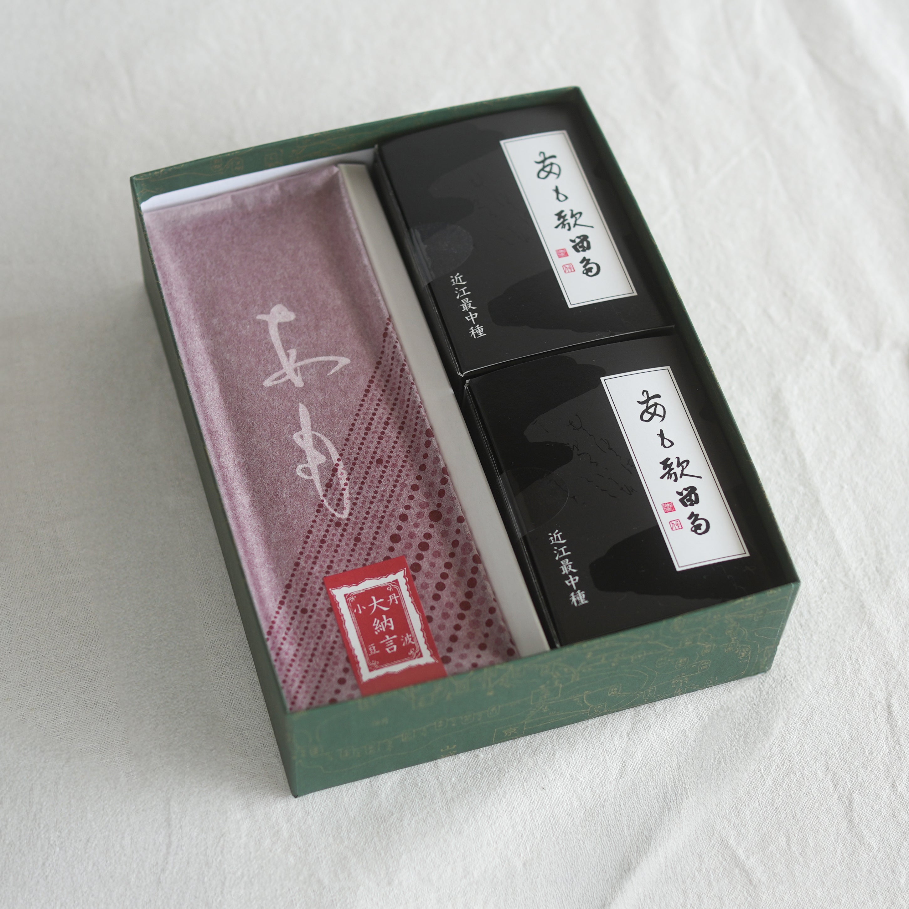 Amo Karuta (sweet bean & mochi confection with Hyakunin Isshu Monaka wafers)